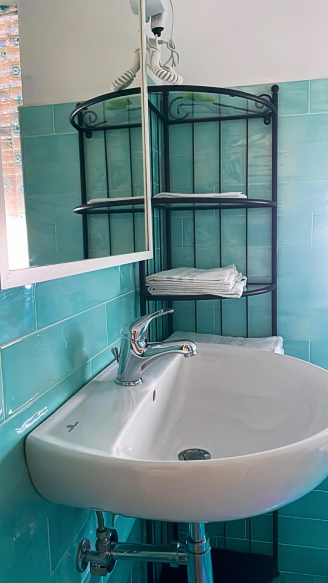New Royal Bed & Breakfast อาเจโรลา ภายนอก รูปภาพ
